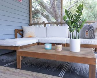 Welcome to Rainbow at Folly House – Your Beachside Retreat Near Charleston! - Folly Beach - Patio