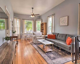 Charming Santa Paula Home - Walk to Downtown! - Santa Paula - Living room