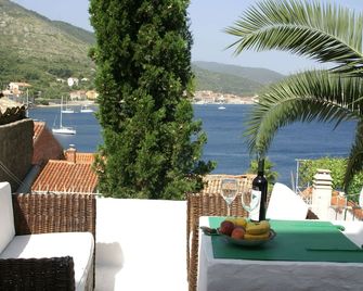 Rustic Apartment in Vis with sea-view - Vis - Balcony
