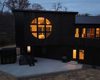 The Overhang · Luxury River Retreat with Sauna, Hot Tub, Movie Theater, & Arcade - Janesville - Budova