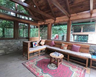 Aamod Monolith Resort Bhimtal - Nainital - Phòng khách