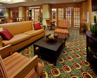 Holiday Inn Express & Suites Charleston-North - North Charleston - Living room