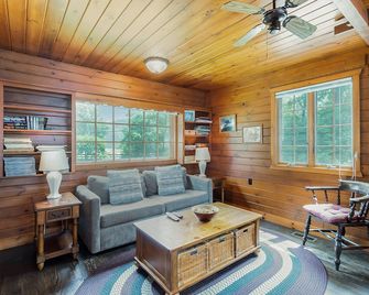 Cozy cottage surrounded by water w/ Kalamazoo River views - one dog OK - Saugatuck - Living room