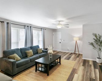 Modern new Apt just 1/2 mile to DT Libertyville! - Libertyville - Wohnzimmer