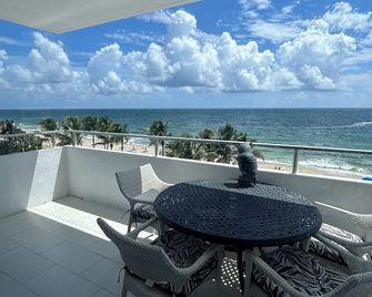 Oceanfront Studio w/ Balcony, Pool, Tiki Bar & Stunning Sunrise Views! - Fort Lauderdale - Varanda