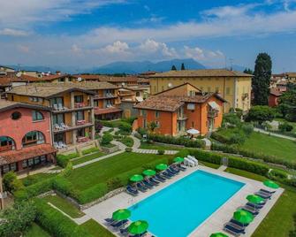 Residence Corte Ferrari -Ciao Vacanze- - Moniga del Garda - Pool