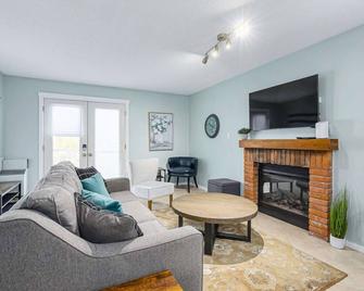 The Alpine - Central Collingwood Condo - Collingwood - Living room