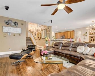 3000 Sq.Ft 5Bedrm 4Ba Luxury Oasis in the Desert - Las Vegas - Living room
