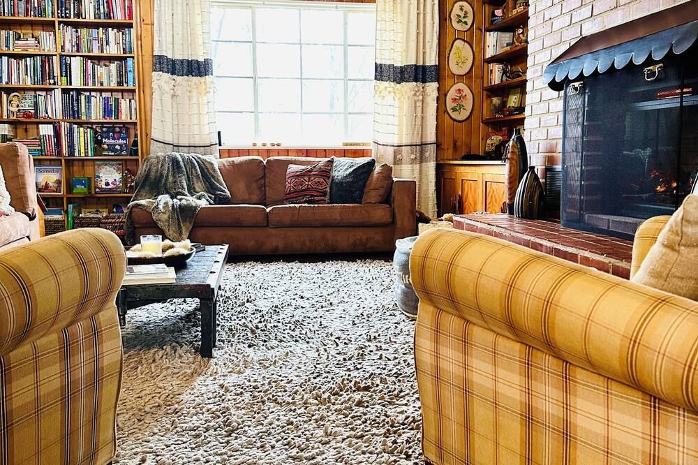 Cabin by Keomah State Park: Swimming Pool, Hot Tub Patio, Game Room, Trails