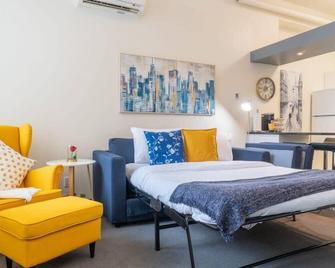 Cozy Downtown Loft Rooftop Patio Bbq Gym Coffee - Winnipeg - Living room
