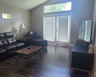 House on the 1st fairway. Close to FSU & Gainesville. Pet friendly. - Alachua - Living room