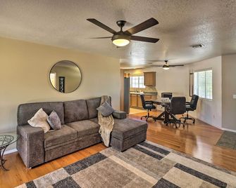 Lake Havasu City Home with Patio about 3 Mi to Lake - Lake Havasu City - Wohnzimmer