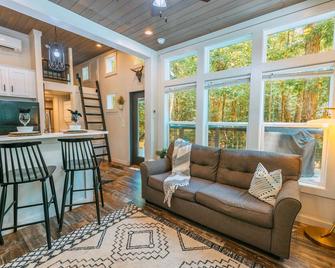 Tiny Haven at the Retreat - Monteagle - Living room