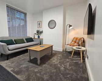 Newly Renovated 2 Bed with Garden & Parking - Ipswich - Pokój dzienny