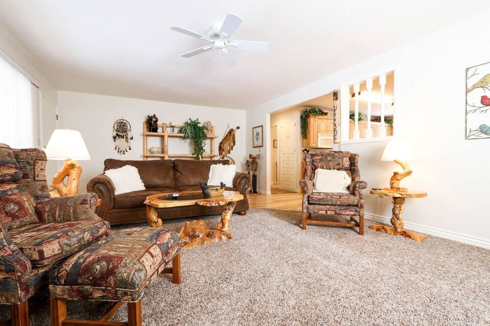 South Fork Cabin - West Yellowstone - Living room