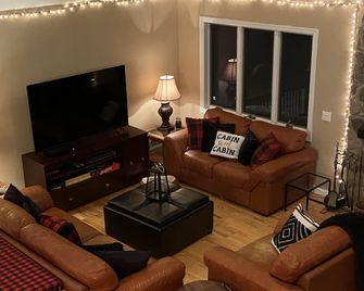 Newly updated - perfect for large/multiple families 3 miles to ski at Belleayre - Big Indian - Living room