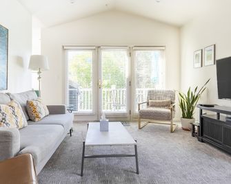 Downtown Napa! Unit C Walk to Everything! - Napa - Living room