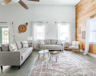 Afton Clubhouse - Afton - Living room