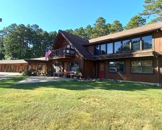 Cedar Falls Motel right next to Petit Jean State Park! - Morrilton - Building