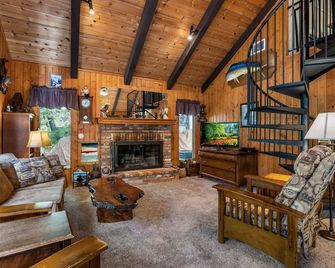 Gorgeous Lakehouse W/Hot Tub, Pool Table, Games & More! - Lakehead - Living room
