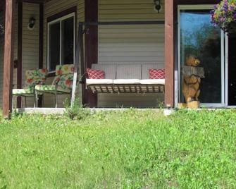 Peaceful 3 bdrm Alaskan getaway - Wasilla - Patio