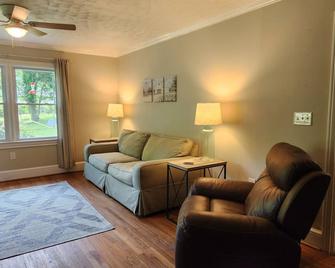 Peggy's Cottage - 2BR/1BA, 18 minutes from downtown Greenville - Piedmont - Living room