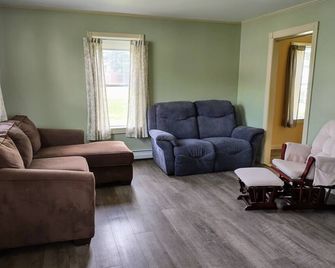 4-Bedroom home in downtown Caribou - Caribou - Sala de estar