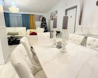 4-Bedroom Retreat: Near CHASE Stadium! Minutes away from the beach! - Margate