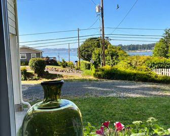 Bay View Cottage - Minutes to Oregon Dunes & Beaches 2br/2ba - North Bend - Balcony