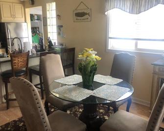 Two bedroom... King, two twinsWest End Long Beach , with outdoor Hot Tub - Long Beach - Dining room