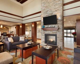 Free Breakfast. Pool. Near the new Chevron and Oxy campuses! - Midland - Living room