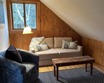Honeymoon Retreat, quiet and private. Acadia National Park. Major updates 2024! - Southwest Harbor - Living room