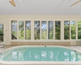 Riverside Heaven: Family/Romance, Hot Tub, Views - Woodstock - Pool