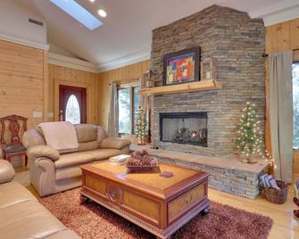 11 Mi to Ski Sapphire Heaven South Apt with Porch - Highlands - Living room