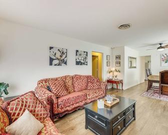 7 Mi to Soboba Casino: Hemet Home w/ Patios! - Hemet - Вітальня