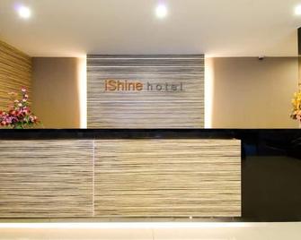 OYO 1729 I-Shine Hotel - Pekanbaru - Resepsjon