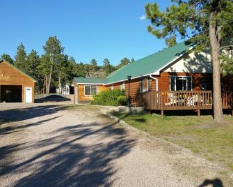 Whispering Pines Cabin Secluded Get Away; Close Enough But Not Too Far - Moorcroft - Edificio
