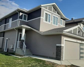 Cozy One Bedroom Basement Apartment - Edmonton - Building