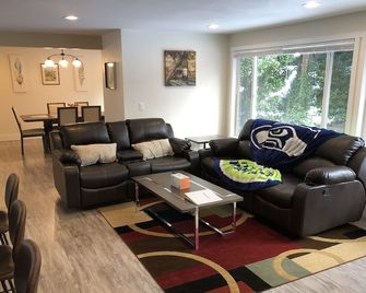 Modern & Remodeled 3bd/2ba duplex unit in Bothell - walk to UW Bothell, Downtown - Bothell - Huiskamer