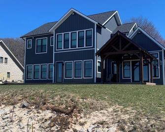 Lake Front Property. Stunning, quiet retreat with beautiful vistas and sunsets. - Port Austin - Building