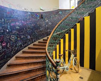 The Hive Party Hostel - Budapest - Aufgang