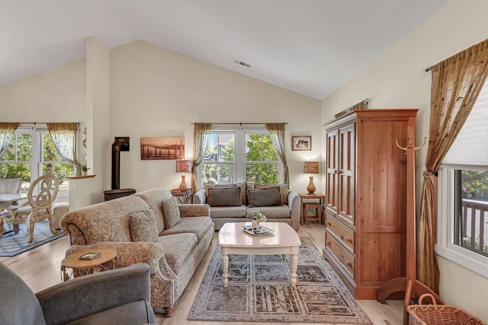 Lovely Home- near fine dining and pool area (Bret Harte Cottage) - Angels Camp - Huiskamer