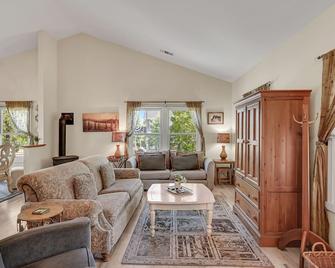Lovely Home- near fine dining and pool area (Bret Harte Cottage) - Angels Camp - Huiskamer