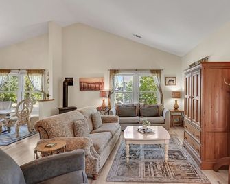 Lovely Home- near fine dining and pool area (Bret Harte Cottage) - Angels Camp - Huiskamer