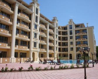 Flora Beach Resort apartments - Pomorie - Building