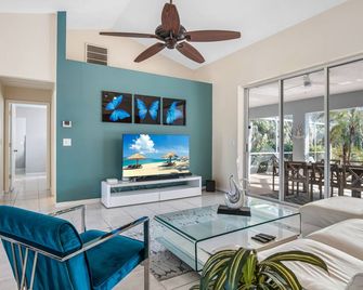 The New Diamond - Naples - Living room