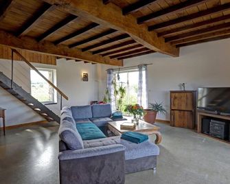 Spacieux gîte en campagne avec piscine et spa - Roanne - Living room