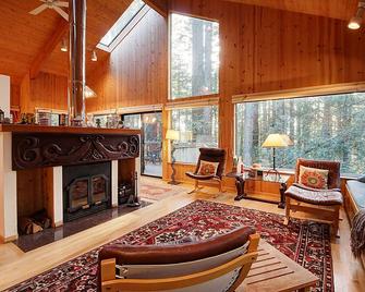 Longwell House - The Sea Ranch - Living room