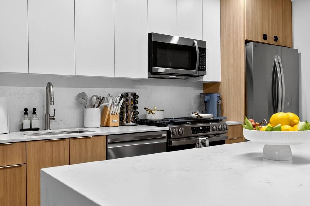 4BR 3BA Designer Gem • Sleeps to 12 • Min to Redline T & Boston • Free Parking - קיימברידג' - מטבח
