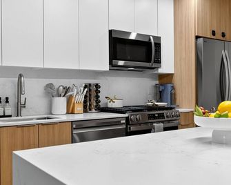 4BR 3BA Designer Gem • Sleeps to 12 • Min to Redline T & Boston • Free Parking - קיימברידג' - מטבח